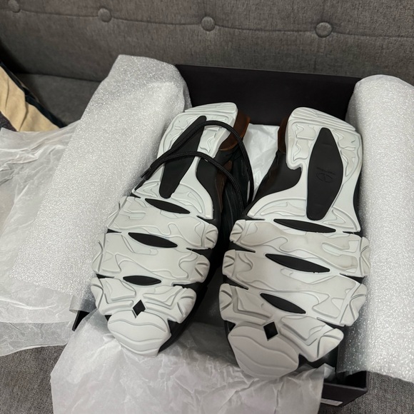 Men’s Valentino sneakers - Picture 2 of 9